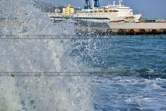 View of the embankment of the city of Yalta (2017 год). Редакционное фото, фотограф Александр Карпенко / Фотобанк Лори