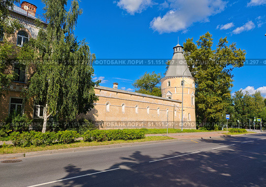 View of the fortress tower of Pokrovsky town from Sapernaya Street, Pushkin city (Tsarskoye Selo)St. Petersburg, Russia. The architect is Pokrovsky. Стоковое фото, фотограф Михаил Аккуратoв / Фотобанк Лори