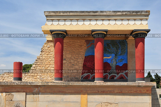 View of the Minoan Palace of Knossos with characteristic columns and a fresco of a bull behind. Crete, Greece. Редакционное фото, агентство BE&W Photo / Фотобанк Лори