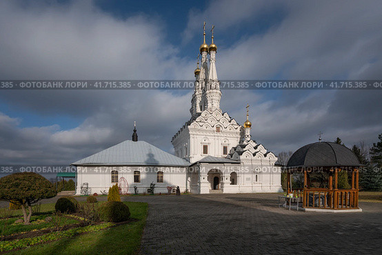 View of the Odigitrievsky Church on the territory of the Vyazma Ioanno-Predtechensky Monastery on a sunny day with clouds, Vyazma, Smolensk region, Russia. Стоковое фото, фотограф Ula Ulachka / Фотобанк Лори