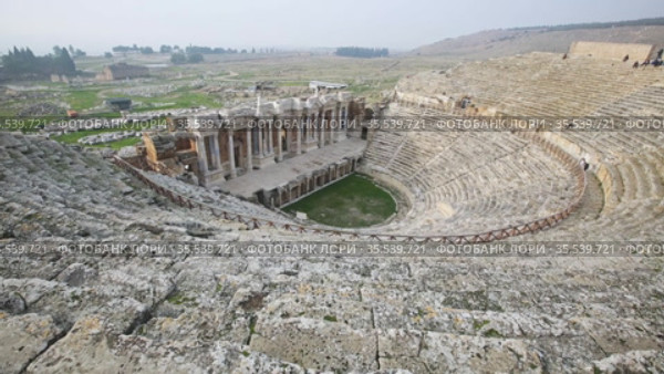 View of the Pamukkale Amphitheater, the ruined city of Hierapolis, Turkey. Стоковое видео, видеограф Яков Филимонов / Фотобанк Лори
