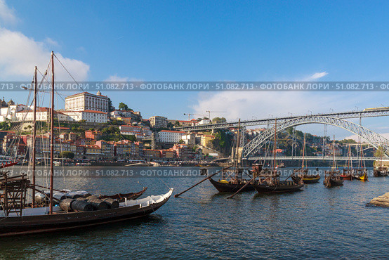View of the Ribera and bridge Dom Luis I Bridge from Vila Nova de Gaia. The river Douro, Porto, Portugal. Colorful houses on the embankment. Barrels of port on boats. Travel photography. (2018 год). Стоковое фото, фотограф Вера Федорова / Фотобанк Лори