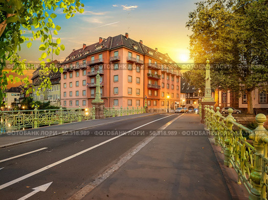 View of the Strasbourg bridge in the evening. Стоковое фото, агентство Ingram Publishing / Фотобанк Лори