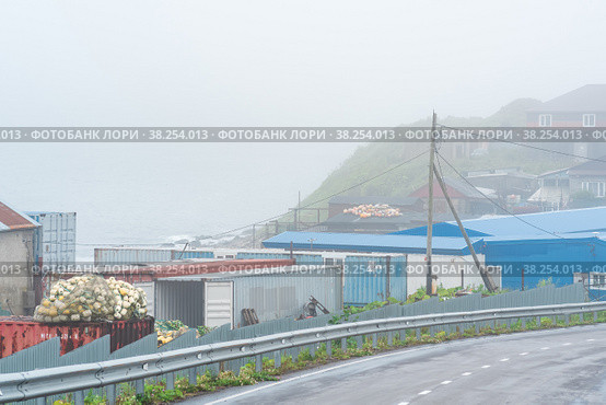 View of the village of Yuzhno-Kurilsk on the island of Kunashir during fog (2022 год). Редакционное фото, фотограф Евгений Харитонов / Фотобанк Лори