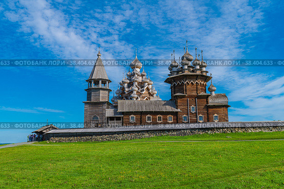 View of the wooden buildings of the Kizhi churchyard (2021 год). Редакционное фото, фотограф Михаил Аккуратoв / Фотобанк Лори