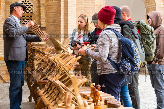 View of tourists in the souvenir shop in Itchan Kala (2022 год). Редакционное фото, фотограф Юлия Белоусова / Фотобанк Лори