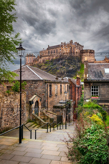 view on Edinburgh Castle from Heriot place in rainy day, Edinburgh, Scotland, UK. Edinburgh Castle from Heriot place, Edinburgh, Scotland, UK. Стоковое фото, агентство Ingram Publishing / Фотобанк Лори