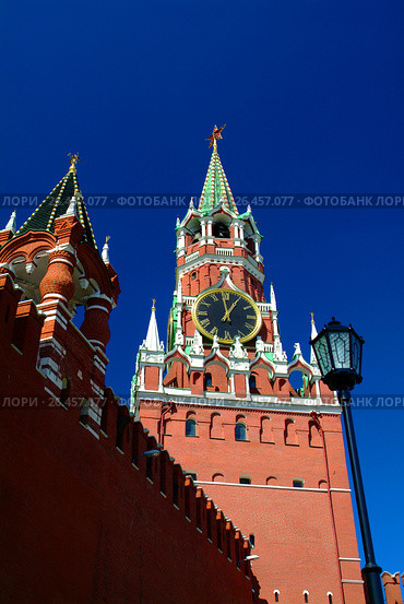 View on Moscow Red Square Kremlin tower Spasskaya Bashnya with Chiming Kuranti Clock (2005 год). Стоковое фото, фотограф Mikhail Leonov / Фотобанк Лори