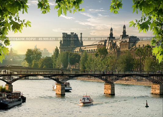 View on Pont des Arts in Paris at sunset, France. Стоковое фото, агентство Ingram Publishing / Фотобанк Лори