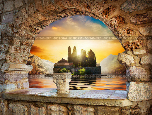 View on St George island from Our Lady of the Rocks through arch. Perast, Montenegro. Стоковое фото, агентство Ingram Publishing / Фотобанк Лори