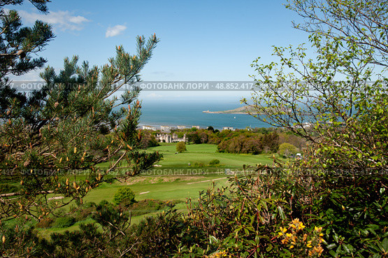 View on the Howth peninsula and golf coursein Deer park, Dublin, Ireland. Редакционное фото, фотограф Татьяна Кахилл / Фотобанк Лори