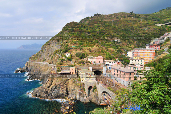 View over the train station in Riomaggiore, Liguria, Cinque Terre, Italy, Europe. Стоковое фото, агентство BE&W Photo / Фотобанк Лори