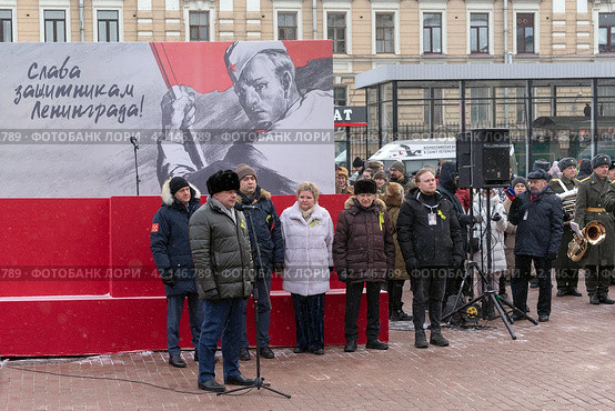 Виктор Голомолзин - начальник Октябрьской железной дороги у микрофона. Театрализованная реконструкция прибытия первого поезда в Ленинград 7 февраля 1943 года после прорыва блокады. Финляндский вокзал. Санкт-Петербург (2024 год). Редакционное фото, фотограф Румянцева Наталия / Фотобанк Лори