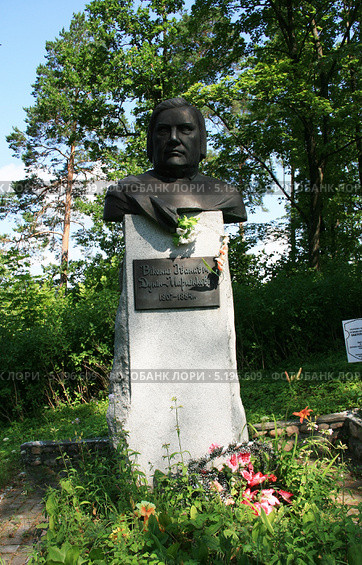 Винсент Дунин-Марцинкевич, бюст, кладбище Тупальщина, Минская обл., Беларусь (2013 год). Редакционное фото, фотограф Марина Шатерова / Фотобанк Лори