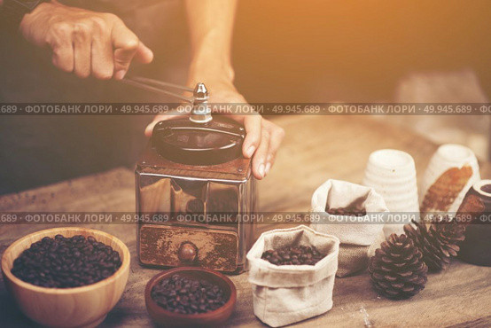 Vintage coffee grinder and beans on wooden background. Стоковое фото, агентство Ingram Publishing / Фотобанк Лори