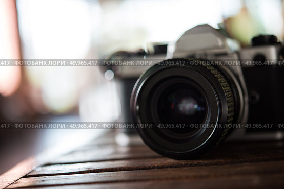 Vintage film camera on wooden table. Retro style. Стоковое фото, агентство Ingram Publishing / Фотобанк Лори