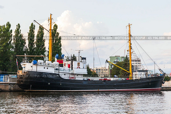 Vintage fishing boat with black hull and white superstructure (2021 год). Стоковое фото, фотограф EugeneSergeev / Фотобанк Лори