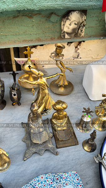 Vintage metal pitchers, pots, and jugs on wooden shelves Antique copper kitchenware at a traditional market Antique copper jug ​​on white background a group of five copper glazed jugs Cutout and isolated and transparent background image Elegant antique jugs and vases a collection of exquisite pottery Antique copper jug placed on an old wooden shelf, surrounded by vintage decor in a cozy living room. Стоковое фото, фотограф Zita Khasanova / Фотобанк Лори
