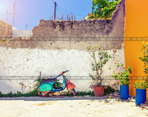 vintage scooter in the colorful  village Koskinou on the island of Rhodes, Greece. Стоковое фото, агентство Ingram Publishing / Фотобанк Лори