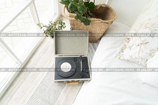 vintage turntable with vinyl disc in white retro bedroom. vintage turntable in white retro bedroom. Стоковое фото, агентство Ingram Publishing / Фотобанк Лори