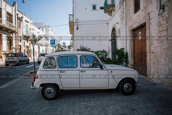 Vintage white car in Trullo trulli city streets in Italy (2018 год). Стоковое фото, фотограф Aleksejs Bergmanis / Фотобанк Лори