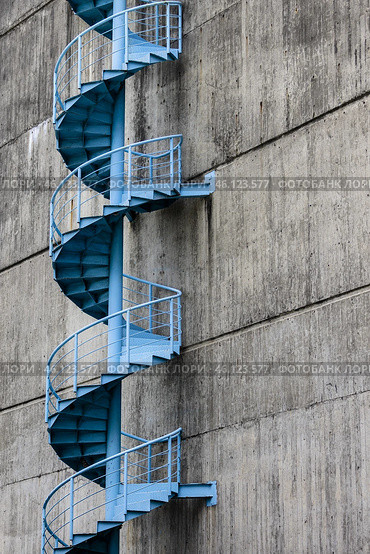 Винтовая лестница в Каракасе (2023 год). Стоковое фото, фотограф Иван Соловьёв / Фотобанк Лори