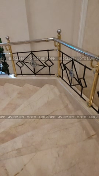 Винтовая лестница в отеле. Мужчина идёт по ступеньками вниз, держась за металлические перилла. Стоковое видео, видеограф Денис Костров / Фотобанк Лори
