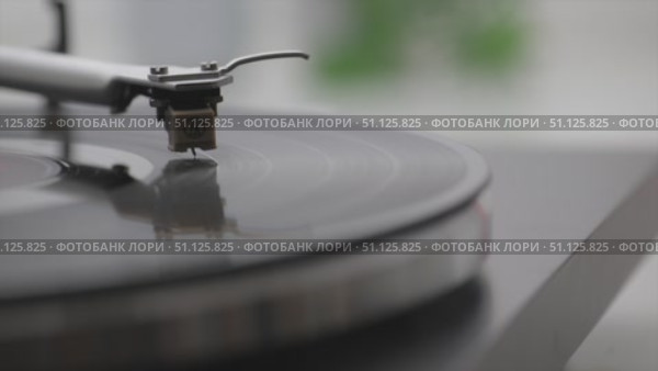 Vinyl Record Spinning On Vintage Turntable. Needle Scratching Grooves Analog Sound. Стоковое видео, видеограф Степанов Григорий / Фотобанк Лори