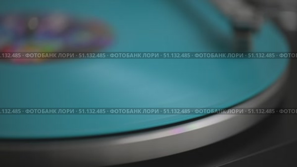 Vinyl Record Spinning On Vintage Turntable. Needle Scratching Grooves Analog Sound. Стоковое видео, видеограф Степанов Григорий / Фотобанк Лори