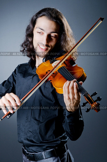Violin player playing the intstrument. Стоковое фото, агентство Ingram Publishing / Фотобанк Лори