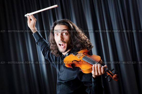 Violin player playing the intstrument. Стоковое фото, агентство Ingram Publishing / Фотобанк Лори