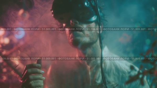 Virtual reality experience in a colorful, immersive environment with vibrant lights at an urban location. Стоковое AI-видео, аниматор Сергей Толмачёв / Фотобанк Лори