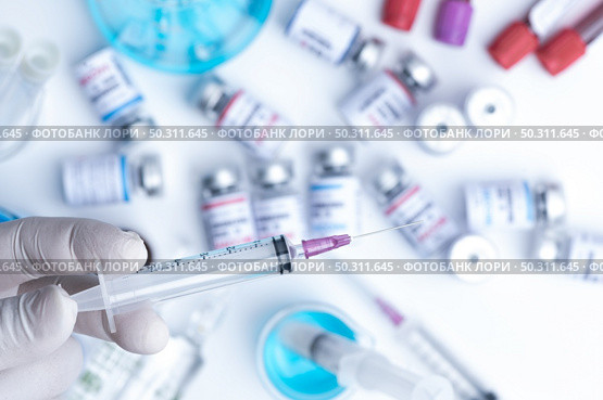 virus vaccine development of a coronavirus COVID-19, vaccine bottle in concept of insurance and fight against coronavirus 2019 ncov cure, medical research in laboratory to stop the spread of the virus. Стоковое фото, агентство Ingram Publishing / Фотобанк Лори
