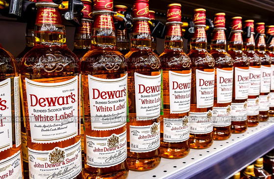 Виски Dewar's White Label продается в супермаркете, наиболее отмеченный наградами купажированный шотландский виски. Купажированный шотландский виски. Редакционное фото, фотограф FotograFF / Фотобанк Лори