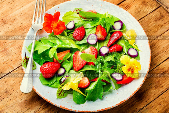 Vitamin salad with strawberries,spinach,nasturtium and arugula.Low calorie salad on rustic wooden table. Summer salad with berries and green,vegetarian meal. Стоковое фото, агентство Ingram Publishing / Фотобанк Лори