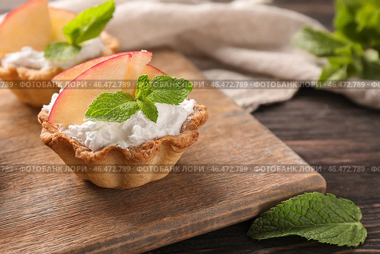 Вкусная корзиночка с кремом и фруктами на деревянной доске. Стоковое фото, фотограф Pixel_shot / Фотобанк Лори