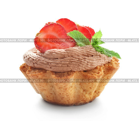 Вкусная корзиночка со взбитыми сливками и клубникой на белом фоне. Стоковое фото, фотограф Pixel_shot / Фотобанк Лори
