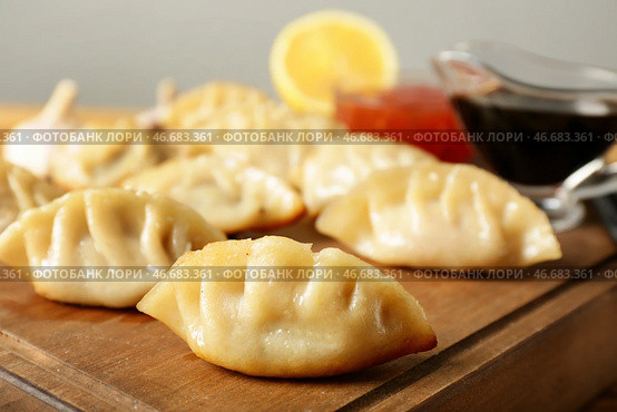 Вкусная японская гёза на деревянной доске, крупным планом. Стоковое фото, фотограф Pixel_shot / Фотобанк Лори