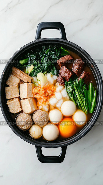Вкусное зимнее горячее блюдо со свежими ингредиентами в черном горшке на мраморном фоне. Стоковое AI-изображение, AI-художник ФотоИнтеллект / Фотобанк Лори