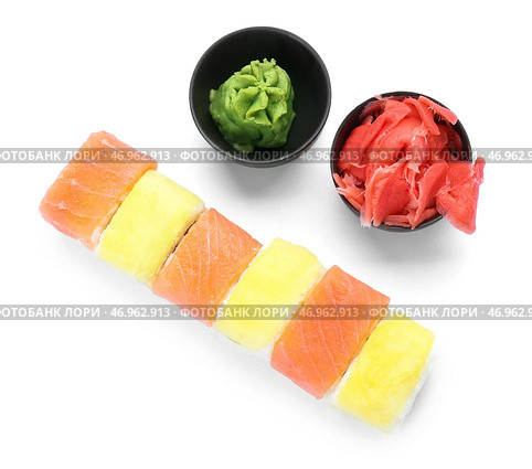 Вкусные суши-роллы, миски с имбирем и васаби на белом фоне. Стоковое фото, фотограф Pixel_shot / Фотобанк Лори
