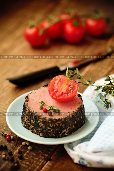 Вкусные утиный паштет с зеленью и помидорами. Стоковое фото, фотограф Дарья Петренко / Фотобанк Лори