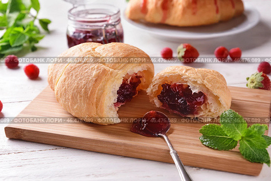 Вкусный круассан с ягодным вареньем на деревянной доске. Стоковое фото, фотограф Pixel_shot / Фотобанк Лори
