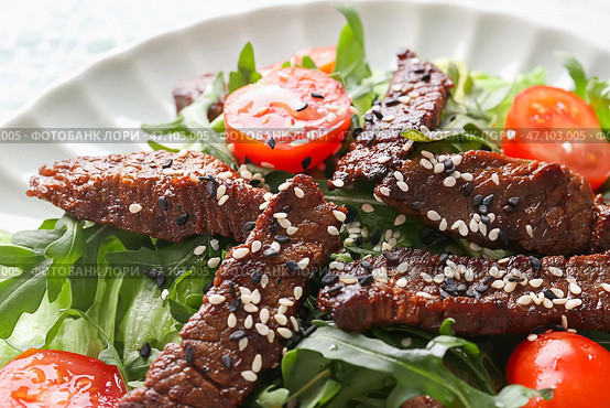 Вкусный салат с мясом и помидорами черри на тарелке. Стоковое фото, фотограф Pixel_shot / Фотобанк Лори