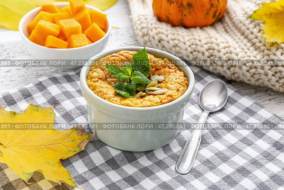Вкусный тыквенный пудинг на столе. Стоковое фото, фотограф Pixel_shot / Фотобанк Лори