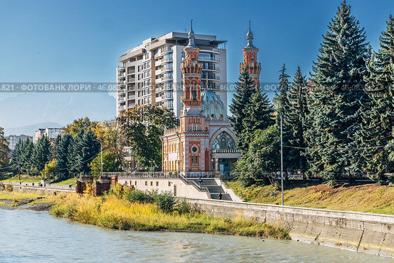 VLADIKAVKAZ, RUSSIA - 6 October 2024: Sunni mosque on the bank of the Terek River. Mukhtarov mosque. Редакционное фото, фотограф Ольга Сейфутдинова / Фотобанк Лори
