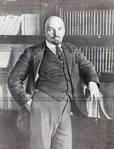 Владимир Ленин (Ульянов) в своем кабинета в Кремле. Москва, 1920 год. Редакционное фото, фотограф Сергей Елизарьев / Фотобанк Лори