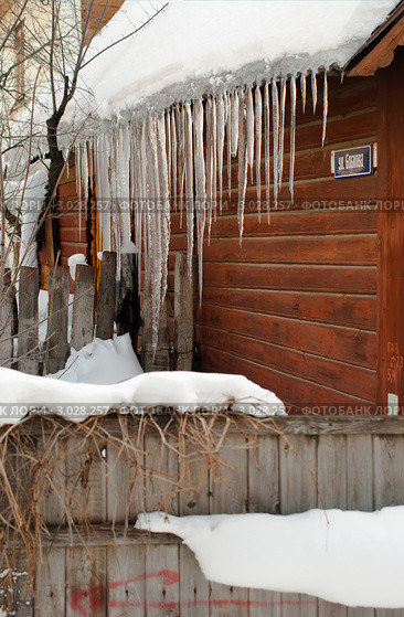 Владимир. Сосульки на крыше дома (2011 год). Стоковое фото, фотограф Зобков Юрий / Фотобанк Лори