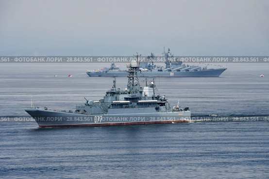 Владивосток, день ВМФ, парад кораблей.  БДК-11 «Пересвет» большой десантный корабль проекта 775М. Бортовой номер 077 и РКР «Варяг» гвардейский ракетный крейсер проекта 11641. Бортовой 011 (2018 год). Редакционное фото, фотограф Овчинникова Ирина / Фотобанк Лори