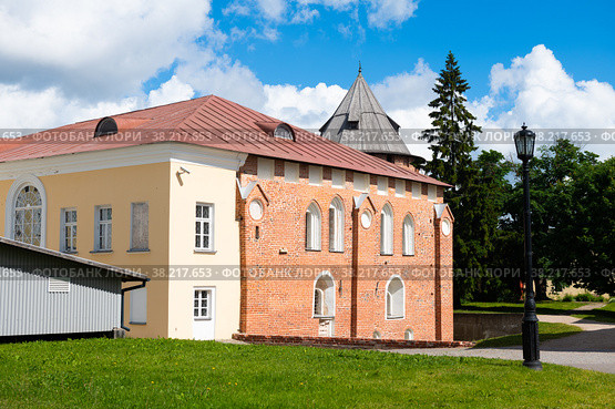Владычная (или Грановитая) палата. Новгородский детинец (Новгородский кремль). Летний солнечный день. Великий Новгород. Россия (2022 год). Редакционное фото, фотограф E. O. / Фотобанк Лори