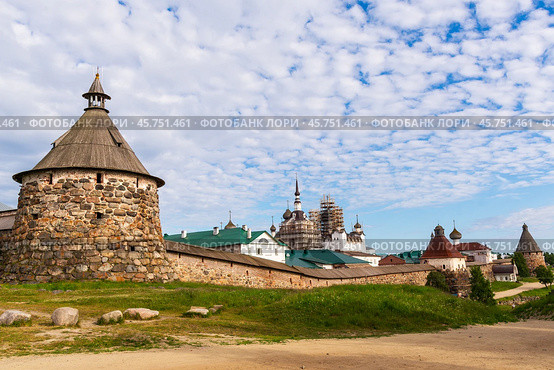 Внешний периметр стен Соловецкой крепости (2016 год). Редакционное фото, фотограф Сергей Веселовский / Фотобанк Лори